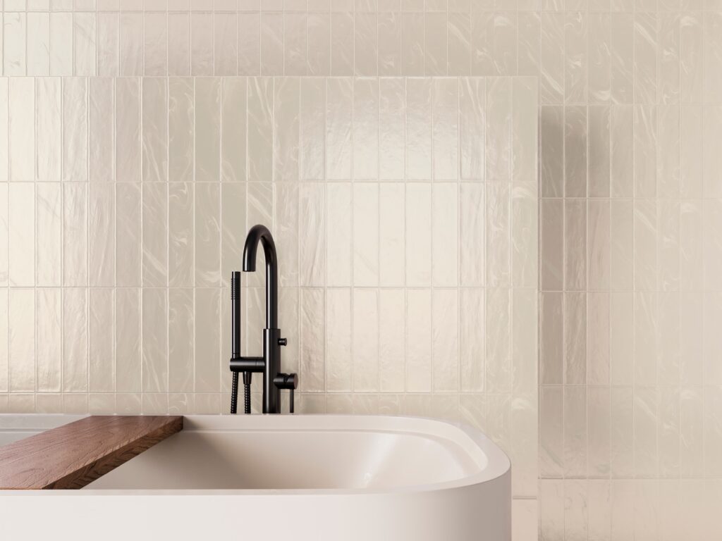 Interior with harmonious and natural ceramic surfaces.